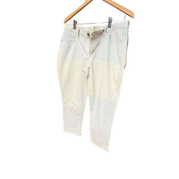 Old Navy Boyfriend Style Blue& Wht Pin Stripe Denim 5 Pocket Capri Pants 12 - Picture 6 of 9